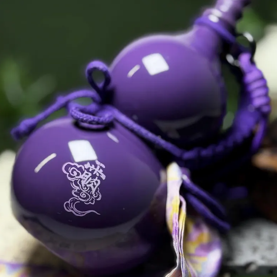 1 Handgefertigte Glaskaraffe mit Riemen